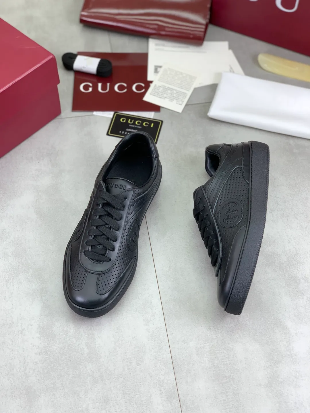 Men's shoes 💰P562 New GUCCI classic design moral training element catwalk model, matching version of top quality moral training shoes for men and women. Epoxy logo process is concave and convex, matching oil edge technology, punched cowhide cloth surface, suede cowhide surface splicing, breathable and not stuffy, the original overlasted shoe model is comfortable on the feet.  Fabric: Matched leather + cloth + mesh Lining: Water-dyed sheepskin Foot: Water-dyed sheepskin Outsole: Original molded TP matching environmentally friendly material Packaging: Top counter full set of packaging Female 35-42 (Female 41.42. Customized) Male 39-46 (46 customized)